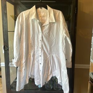 Womens 100% cotton gently used long frayed crisp white shirt. Size 2X